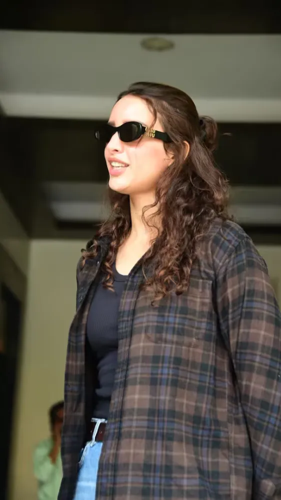 બ્લુ ડેનિમ જીન્સ અને ઓપન શર્ટ... તૃપ્તિ ડિમરીનો ક્લાસી લુક વાયરલ થઈ રહ્યો છે