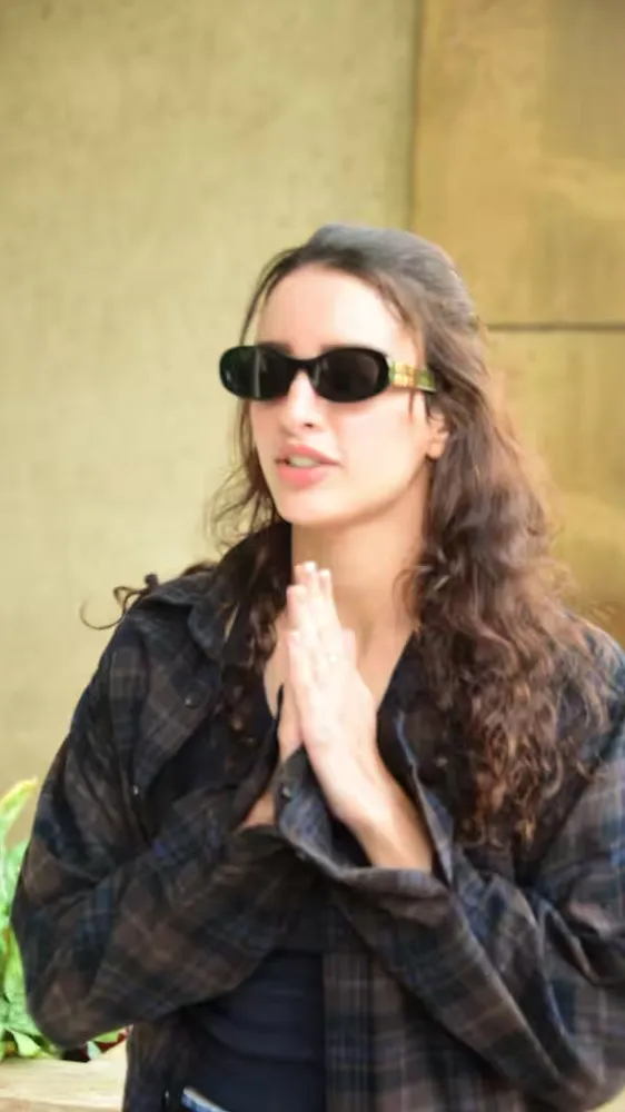 બ્લુ ડેનિમ જીન્સ અને ઓપન શર્ટ... તૃપ્તિ ડિમરીનો ક્લાસી લુક વાયરલ થઈ રહ્યો છે