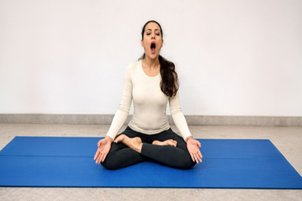 પાચન સુધારે છે અને કફ દૂર કરે છે, ભુજંગિકરણ પ્રાણાયામના ઘણા ફાયદા છે. पाचन सुधारे और कफ मिटाए, भुजंगीकरण प्राणायाम के खूब फायदे