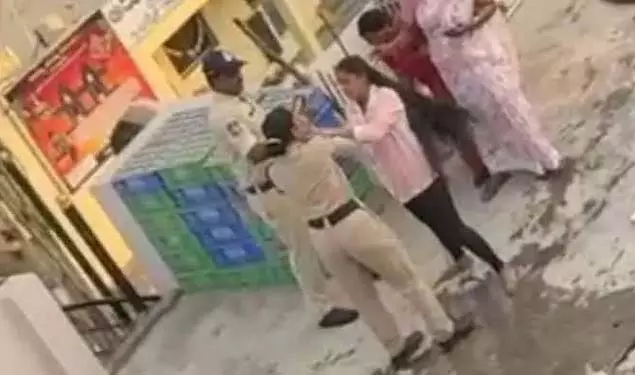 મહિલા કોન્સ્ટેબલ પર હુમલો, લડાઈ રોકવા આવી હતી, માતા-પુત્રીની ધરપકડ महिला कांस्टेबल पर हमला, झगड़ा रोकने आई थीं, मां–बेटी गिरफ्तार