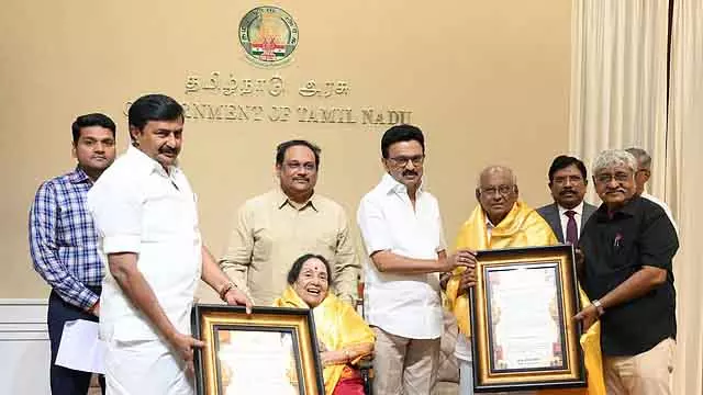 અભિનેત્રી એમ.એન. રાજમ અને ડિરેક્ટર એસ.પી. મુખ્યમંત્રીએ મુથુરામનને વિશેષ પુરસ્કાર આપ્યો… Actress एम.एन. राजम और डायरेक्टर एस.पी. मुथुरमन को मुख्यमंत्री स्पेशल अवॉर्ड दिए...