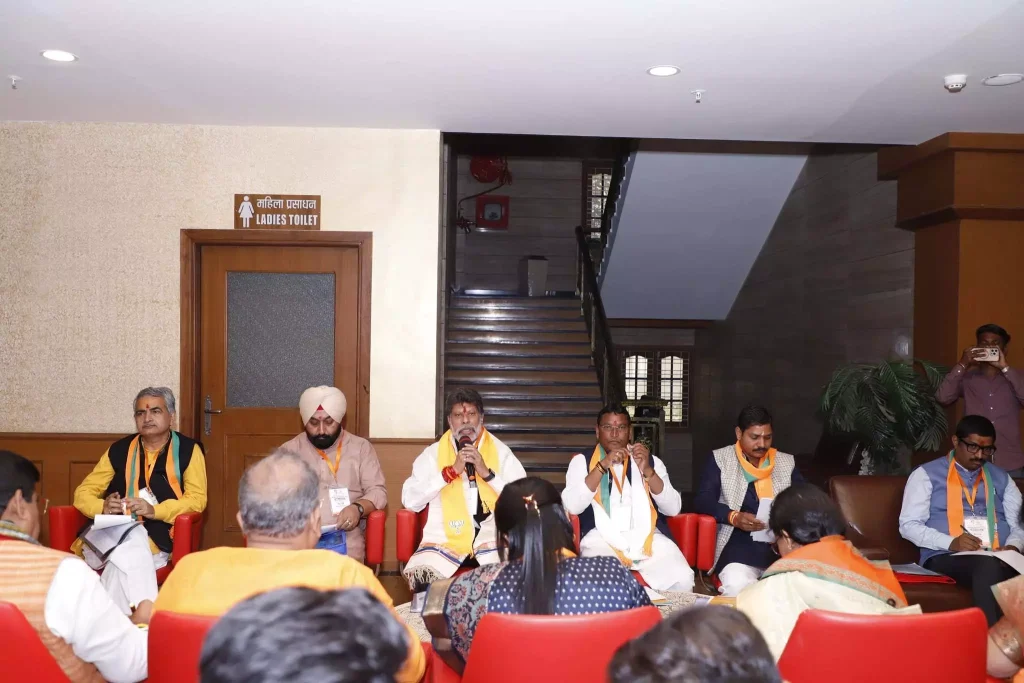 ભાજપ પ્રશિક્ષણ કાર્યશાળામાં બસ્તર વિભાગના વરિષ્ઠ અધિકારીઓની બેઠક… भाजपा प्रशिक्षण कार्यशाला में बस्तर संभाग के वरिष्ठ पदाधिकारियों की बैठक...