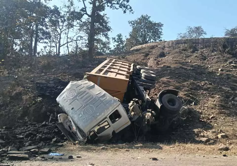 કેન્ડા ખીણમાં ભયાનક અકસ્માત: કોલસાથી ભરેલું ટ્રેલર પલટી ગયું, ડ્રાઇવર-હેલ્પરનું મોત केंदा घाटी में भीषण हादसा: कोयले से लदा ट्रेलर पलटा, चालक-हेल्पर की मौत