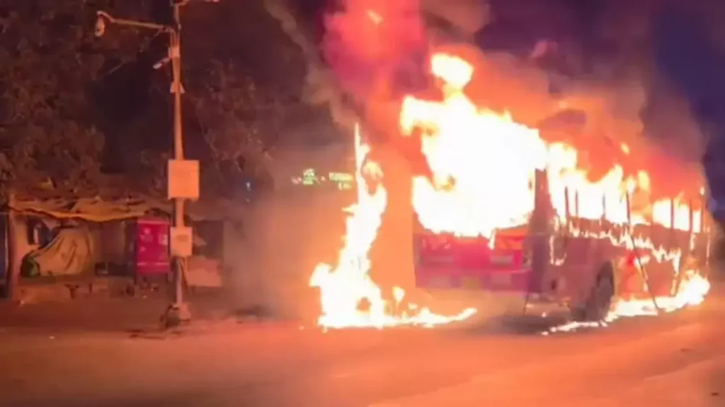 Mumbai: मुंबई एक्सप्रेसवे पर बेस्ट बस में लगी आग, कोई हताहत नहीं