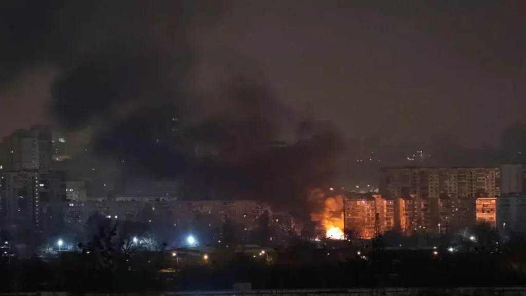 કિવ: યુક્રેનનો રશિયા દ્વારા ‘મોટો હુમલો’, ’29 મિસાઇલો, 400 ડ્રોન’નો દાવો Kyiv: यूक्रेन ने रूस के 'बड़े हमले' का किया दावा, '29 मिसाइलें, 400 ड्रोन'