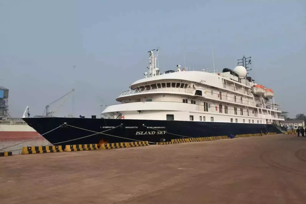 MS आइलैंड स्काई क्रूज़ जहाज़ न्यू मंगलुरु पोर्ट पहुंचा