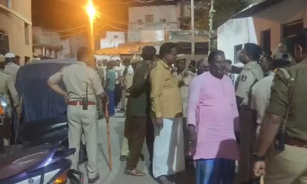 Karnataka के बागलकोट में फिर से पत्थरबाजी, पुलिस ने भीड़ को तितर-बितर करने के लिए...