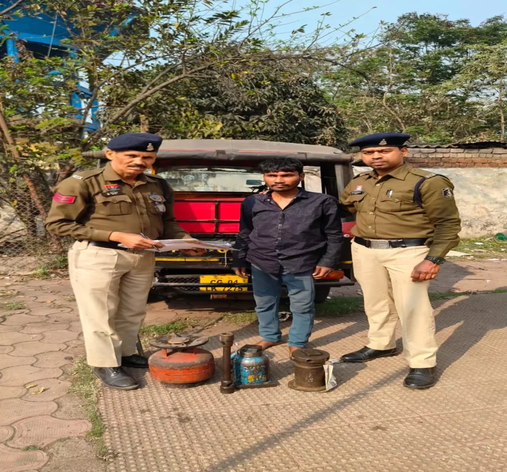 ટ્રાન્સપોર્ટ નગરમાં ટ્રકમાંથી ઓજારોની ચોરીનો ખુલાસો, નૌસાદની ધરપકડ ट्रांसपोर्ट नगर में ट्रक से टूल्स चोरी का खुलासा, नौसाद गिरफ्तार