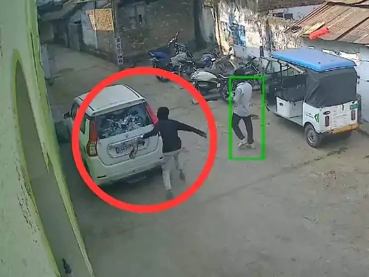 પાર્ક કરેલી કારનો કાચ તૂટી ગયો, ઘટના CCTVમાં કેદ खड़ी कार का शीशा तोड़ा, वारदात सीसीटीवी में कैद