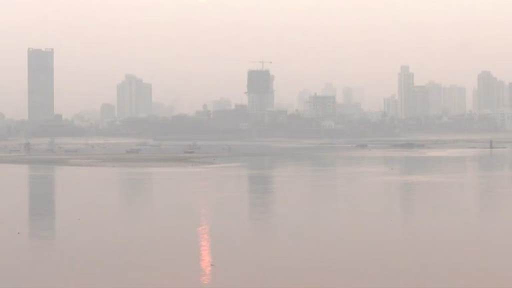 Mumbai weather update: शहर में सुबह धुंध छाई, AQI 'गंभीर' कैटेगरी में पहुंचा