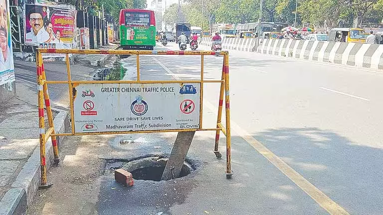 રાજાજી રોડ પર ધ્યાન આપવાની જરૂર છે, મચ્છરોનો ભય, તૂટેલી SWDમાંથી આવતી દુર્ગંધ… राजाजी रोड पर ध्यान देने की ज़रूरत, मच्छरों का आतंक, टूटी SWD से बदबू से लोग...