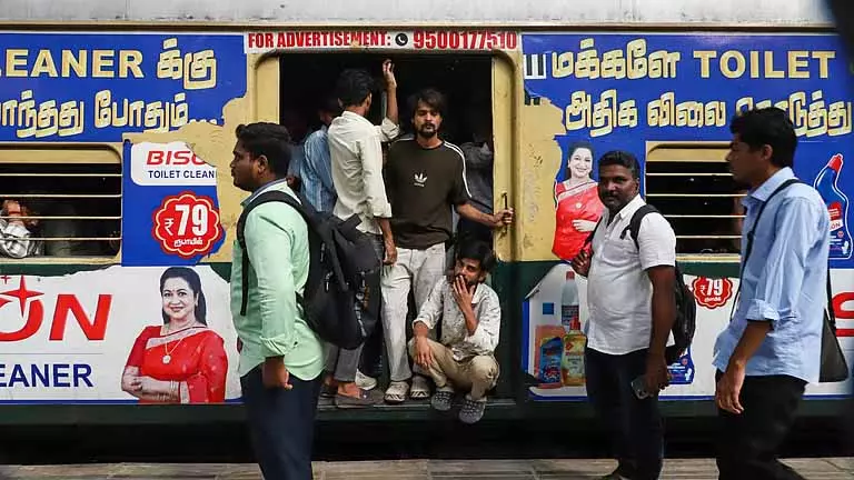 શુક્રવાર: Egmore EMU વિભાગમાં ખામી, હજારો લોકો ફસાયા Friday: एग्मोर EMU सेक्शन पर खराबी, हज़ारों लोग फंसे