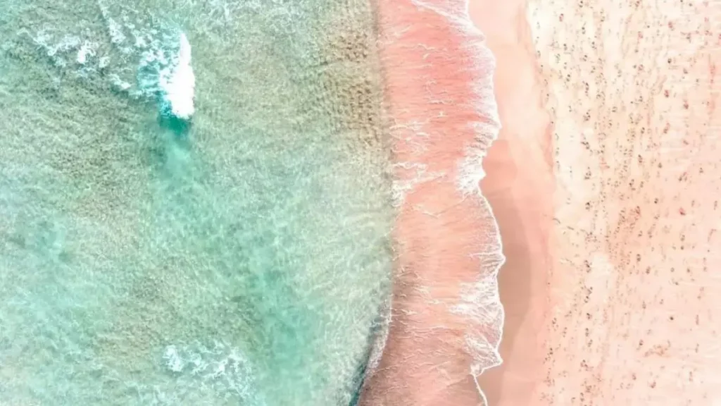 दुनिया के 5 सबसे खूबसूरत गुलाबी रेत वाले बीच, एक बार ज़रूर जाना चाहिए