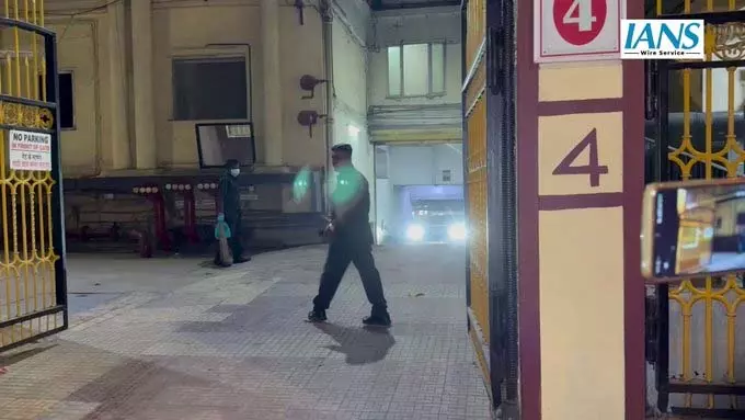 શાહરૂખ ખાન સલીમ ખાનને મળવા લીલાવતી હોસ્પિટલ પહોંચ્યો હતો, મીટિંગ બાદ ત્યાંથી ચાલ્યો ગયો હતો सलिम खान से मिलने लीलावती अस्पताल पहुंचे Shah Rukh Khan, मुलाकात के बाद रवाना