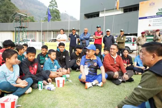 સિક્કિમ: મુખ્યમંત્રીએ સિકા કોના યુવા ક્રિકેટરો સાથે વાતચીત કરી Sikkim : मुख्यमंत्री ने सिका कोए के युवा क्रिकेटरों से बातचीत की