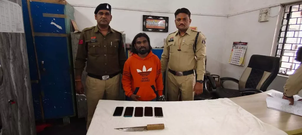 રાયપુરમાં છરી અને ચોરીના મોબાઈલ સાથે આરોપીની ધરપકડ रायपुर में चाकू और चोरी के मोबाइल के साथ आरोपी गिरफ्तार