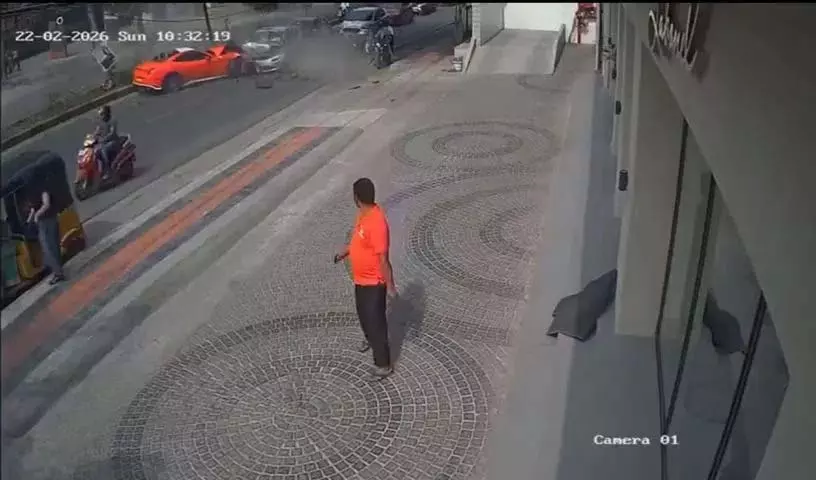 જ્યુબિલી હિલ્સ રોડ નંબર 45 પર ફેરારી ક્રેશ; સીસીટીવી બહાર પાડ્યા जुबली हिल्स रोड नंबर 45 पर फरारी क्रैश; CCTV जारी