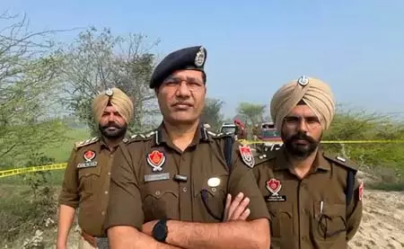 AAP સરપંચ હત્યા કેસ: પોલીસ એન્કાઉન્ટર બાદ વધુ બે શૂટરોની ધરપકડ, હોસ્પિટલમાં દાખલ… AAP सरपंच हत्याकांड: पुलिस मुठभेड़ के बाद दो और शूटर गिरफ्तार, अस्पताल में...