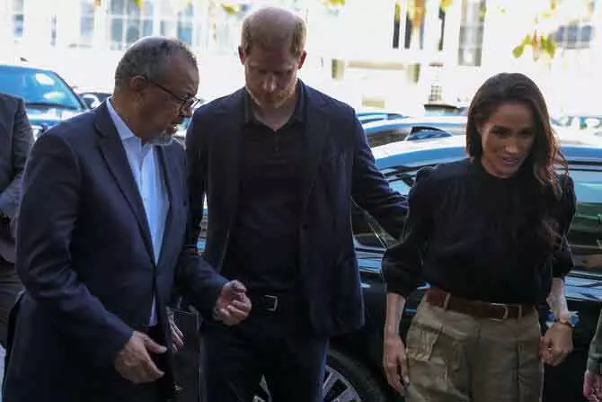 પ્રિન્સ હેરી અને મેઘન જોર્ડનમાં શરણાર્થી શિબિરમાં બાળકોને મળ્યા Prince Harry और मेगन ने जॉर्डन के रिफ्यूजी कैंप में बच्चों से मुलाकात की,