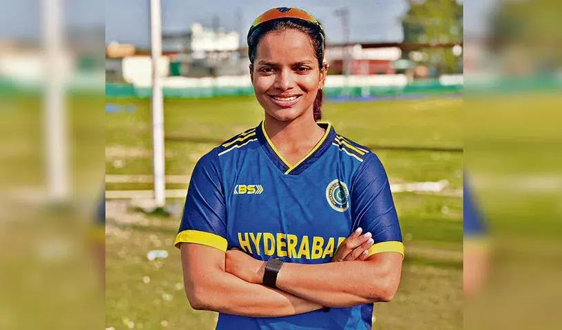 ધૃતિ કેસરી હૈદરાબાદ માટે રોમાંચક ટાઈ લખે છે Dhrithi Kesari ने हैदराबाद के लिए रोमांचक टाई लिखा