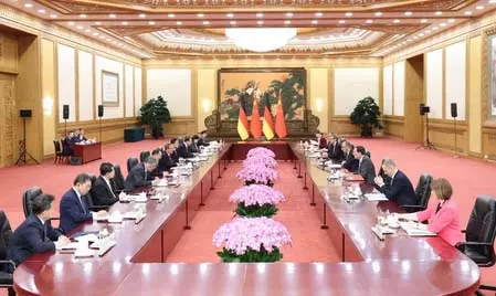 લી કિઆંગે જર્મન ચાન્સેલર સાથે વાતચીત કરી Li छ्यांग ने जर्मन चांसलर के साथ वार्ता की