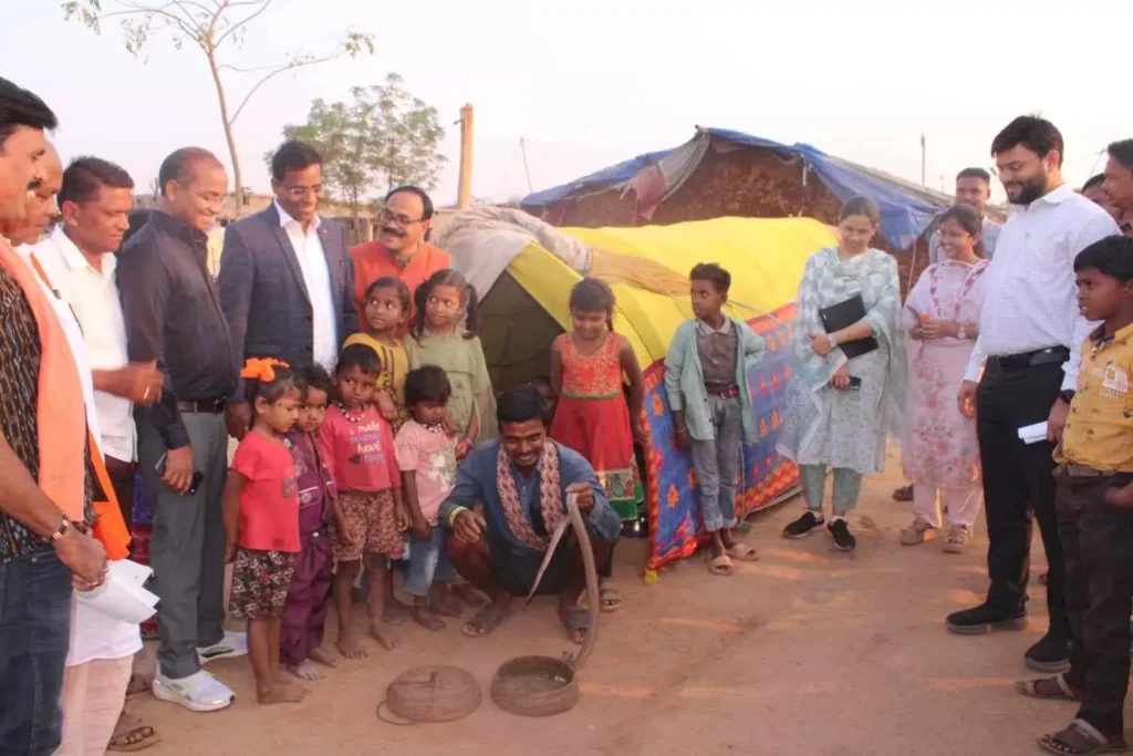 कलेक्टर ने सपेरा बस्ती के 40 परिवारों के पीएम आवास निर्माण का किया निरीक्षण ...