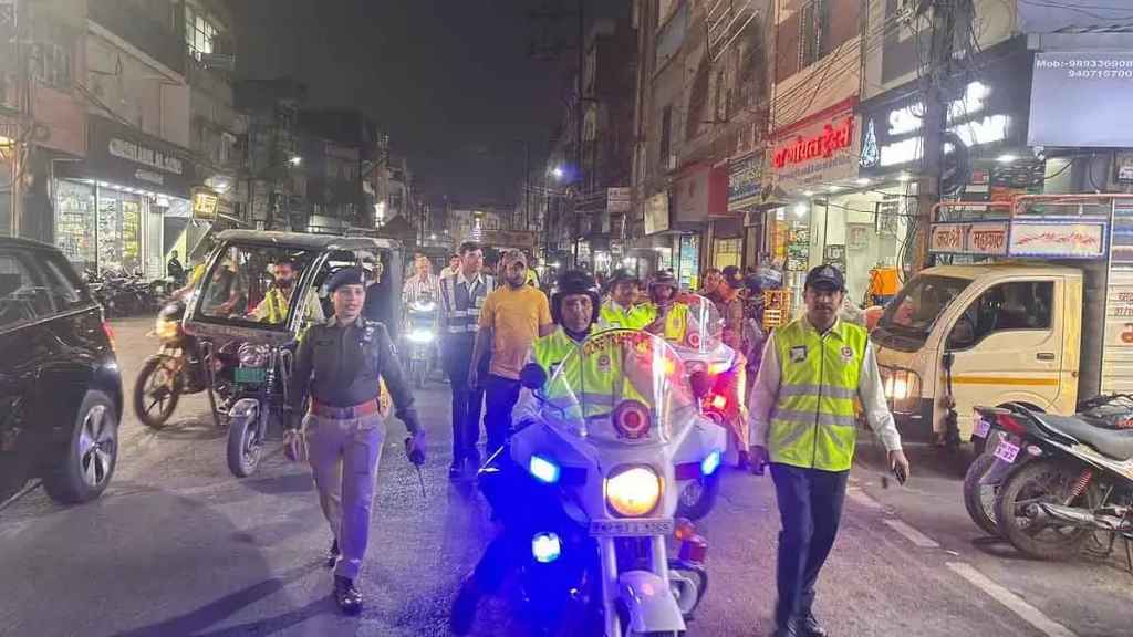 Indore : ट्रैफिक पुलिस ने गलत तरीके से पार्क किए गए