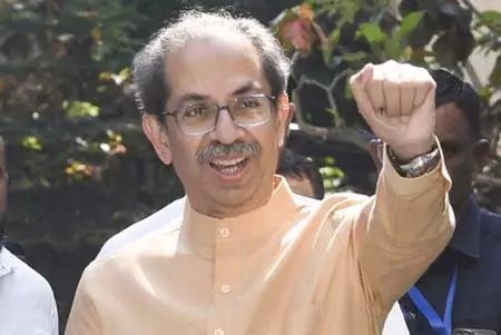 હિન્દી ભાષાને ફરજિયાત બનાવવાના વિવાદ પર ઉદ્ધવ ઠાકરેએ સીએમ ફડણવીસ પર વળતો પ્રહાર… उद्धव ठाकरे ने हिंदी भाषा को अनिवार्य करने के विवाद पर CM फडणवीस पर पलटवार...