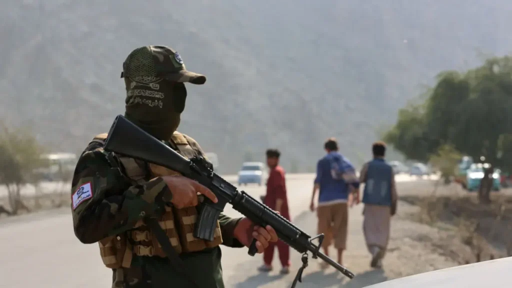 અફઘાન ડ્રોન હુમલા બાદ પાકિસ્તાને સમગ્ર દેશમાં ડ્રોન પર પ્રતિબંધ લગાવી દીધો હતો. अफ़गान ड्रोन हमलों के बाद पाकिस्तान ने पूरे देश में ड्रोन पर बैन लगा दिया