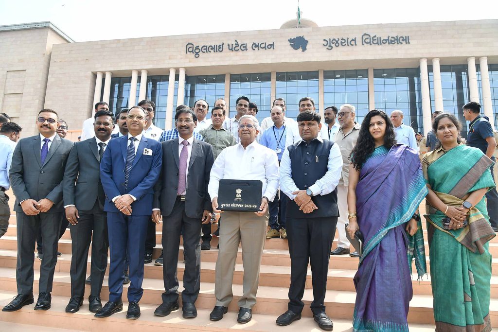 ગુજરાતનું પ્રથમ બજેટ 1960માં ડો. જીવરાજ મહેતા દ્વારા રજૂ થયું હતું, જે 115… ગુજરાતનું પ્રથમ બજેટ 1960માં ડો. જીવરાજ મહેતા દ્વારા રજૂ થયું હતું, જે 115...