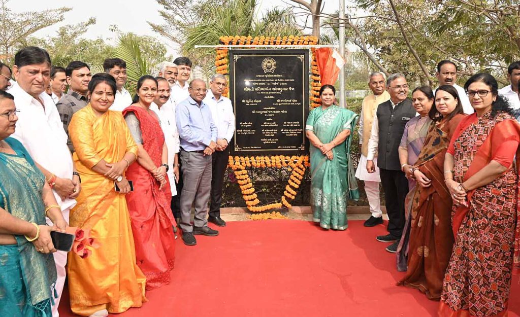 લાંભામાં  હેલ્થ સેન્ટર, તળાવ, પાર્ટી પ્લોટ અને સ્ટ્રીટ લાઈટના લોકાર્પણ...