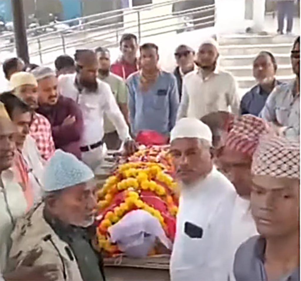 કોમી એકતાઃ મુસ્લિમ બિરાદરોએ ૭૦ વર્ષીય વૃદ્ધની હિન્દુ રિવાજ મુજબ...