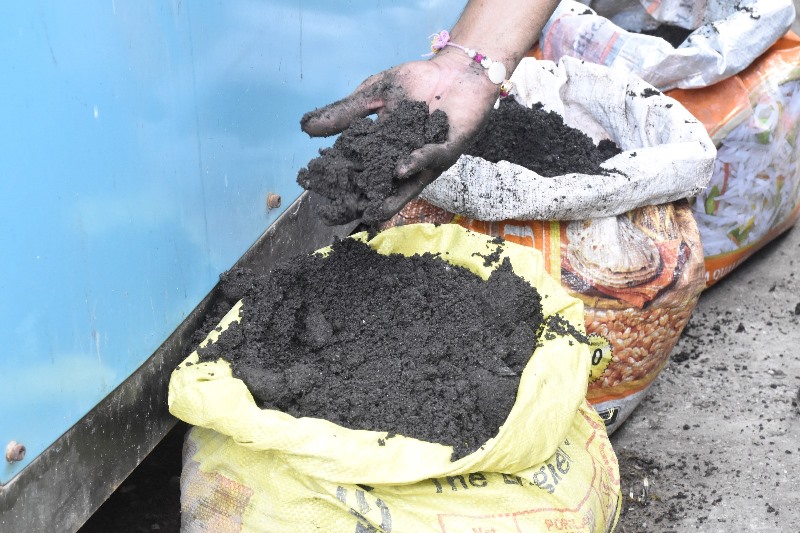 સુરતના ઉદ્યોગોના કેમિકલથી નવસારીના ૧૦ ગામોની પ૦૦ વીઘા જમીન સ્મશાનમાં… સુરતના ઉદ્યોગોના કેમિકલથી નવસારીના ૧૦ ગામોની પ૦૦ વીઘા જમીન સ્મશાનમાં...