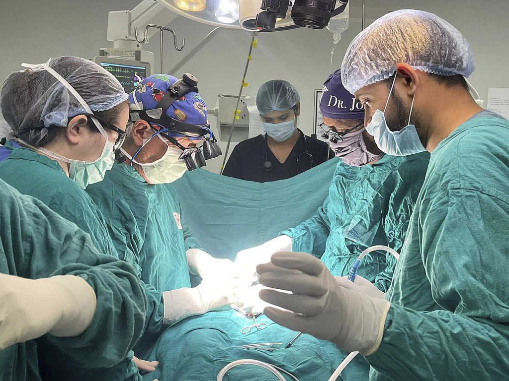 ગાંધીનગર સિવિલમાં વૃદ્ધાના ગળામાંથી ૪૦૦ ગ્રામ થાઈરોઈડની ગાંઠનું ઓપરેશન