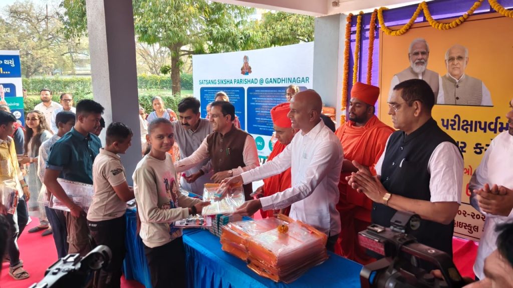 શિક્ષણ મંત્રીએ  મોઢું મીઠું કરાવી, પેન-પેડ આપી, ગુલાબનું ફૂલ અર્પણ કરીને...