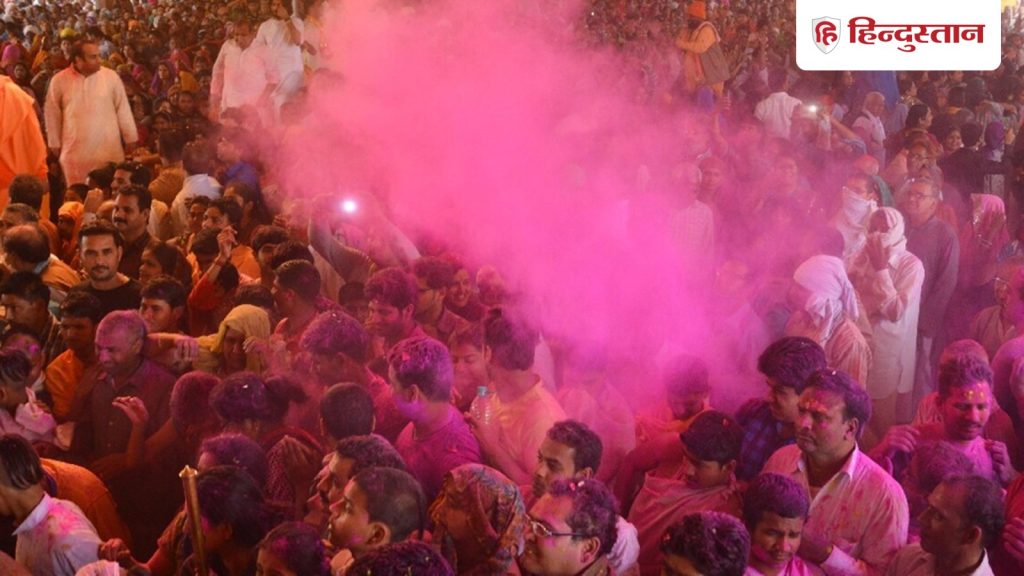 ब्रज की होली 2026: रमणरेती आश्रम में अबीर-गुलाल के लड्डूओं से खेली गई होली,...