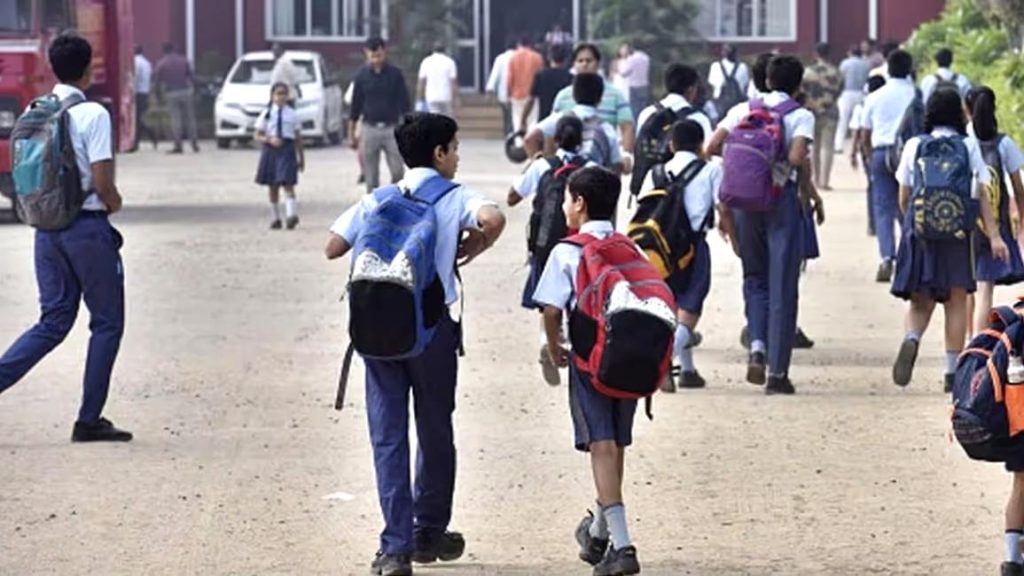 મહેમદાવાદની શાળામાં વિદ્યાર્થીને ઢોર માર મારતા પ્રિન્સિપાલ વિરુદ્ધ… મહેમદાવાદની શાળામાં વિદ્યાર્થીને ઢોર માર મારતા પ્રિન્સિપાલ વિરુદ્ધ...