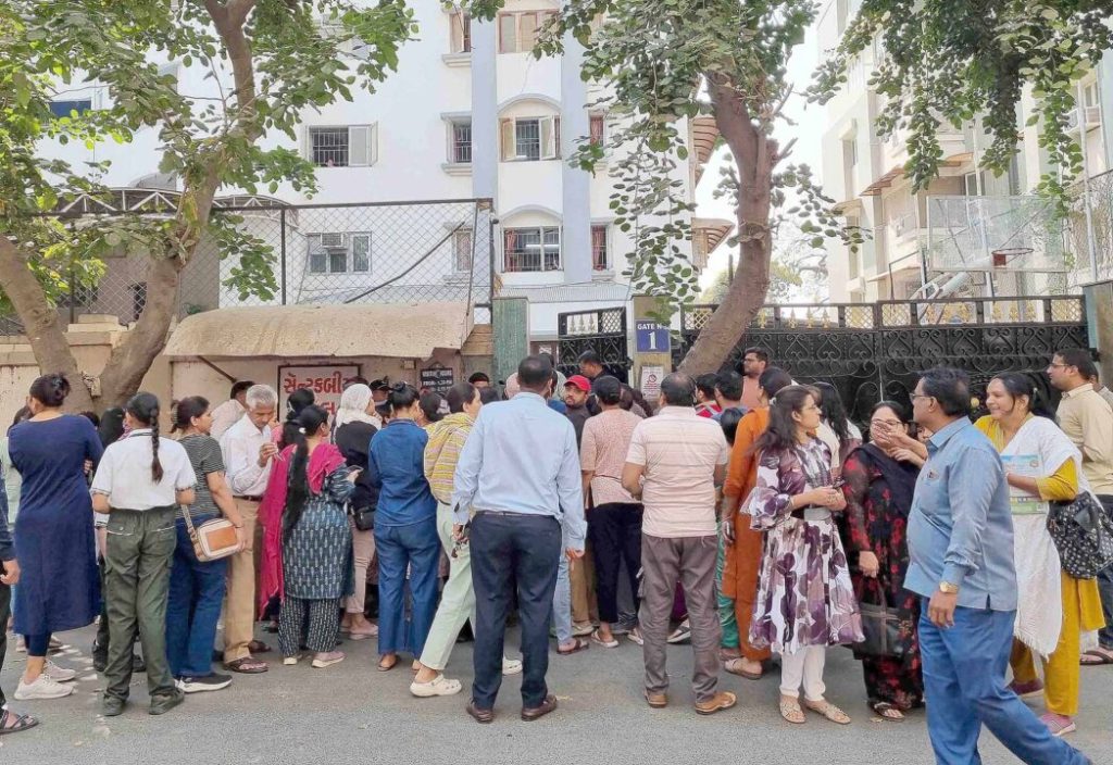 અમદાવાદની 15 અને વડોદરાની 10 સ્કૂલને બોમ્બથી ઉડાવી દેવાની ધમકી