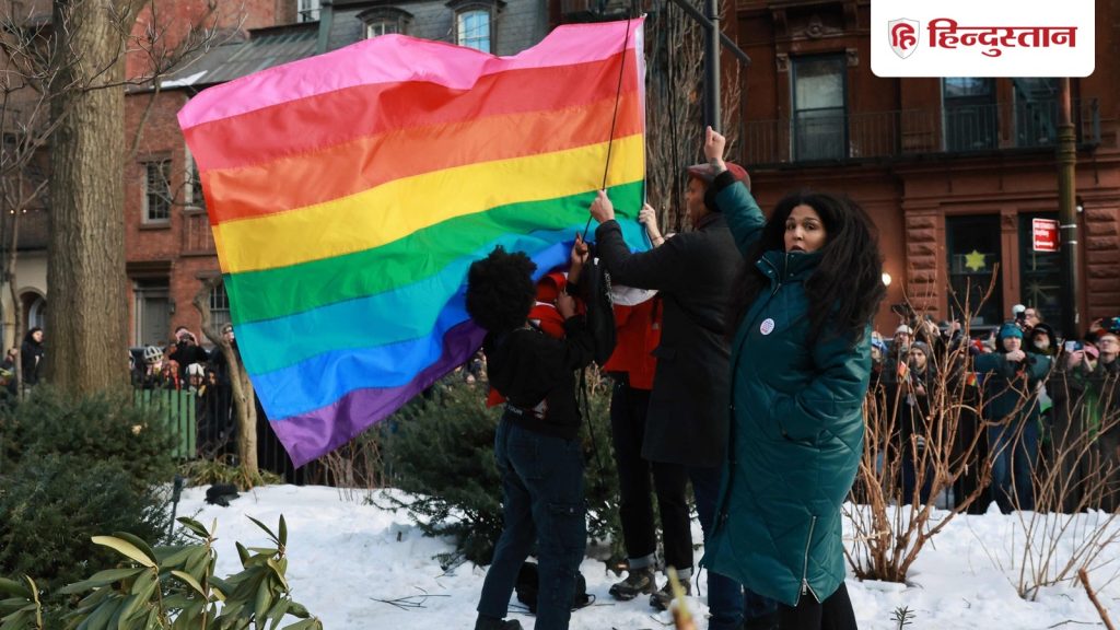 महिलाओं को किस करते देख भड़की पुलिस, गिरफ्तार किया; हो सकती है उम्रकैद