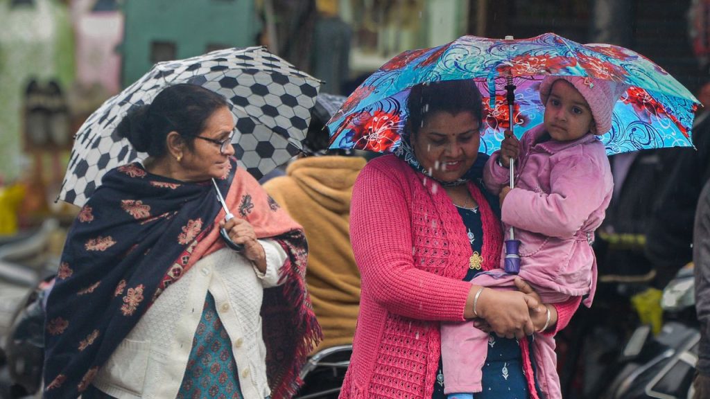 उत्तर भारत में मौसम का नया मोड़, 11 राज्यों में IMD का बारिश अलर्ट; पहाड़ों पर बर्फबारी के आसार | aaj ka mausam 15 February 2026 sunday IMD rain Alert weather forecast delhi up uttarakhand mp...