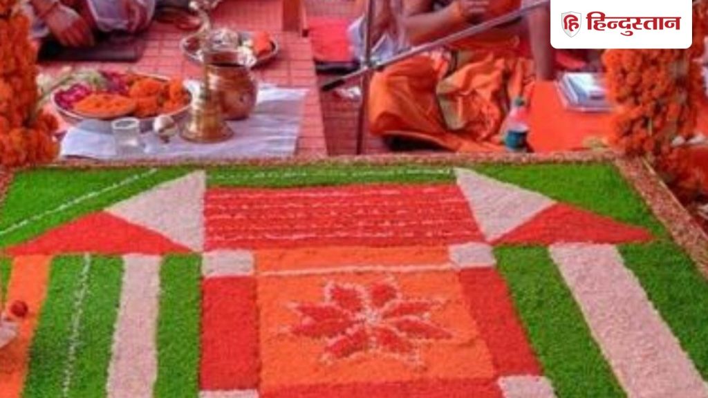 मकान का भूमि पूजन करते समय नींव में चांदी का सर्प और कलश क्यों गाड़ा जाता...