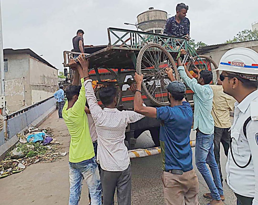 અમદાવાદમાં લારી-ગલ્લા સહિત ૪૦૦૦થી વધુના દબાણો દૂર કરાયા