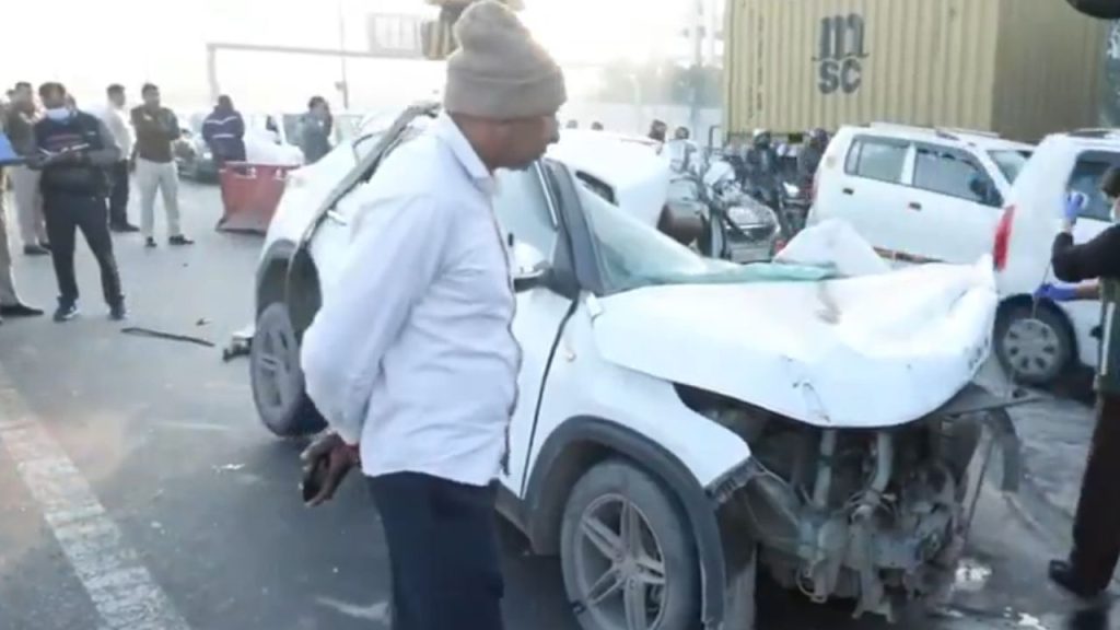 दिल्ली-मेरठ एक्सप्रेसवे पर गाजीपुर बॉर्डर टोल प्लाजा पर एक्सीडेंट, एक कार के ट्रक से टकराने से दो लोगों की मौत | Delhi Meerut Expressway Ghazipur Border Toll Plaza accident people died after car...