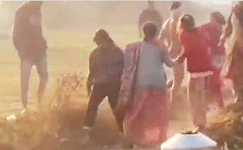 જમીન અદાવતમાં યુવકનું નગ્ન થઈ તાંડવઃ મહિલાઓ સામે પથ્થરમારો કર્યો