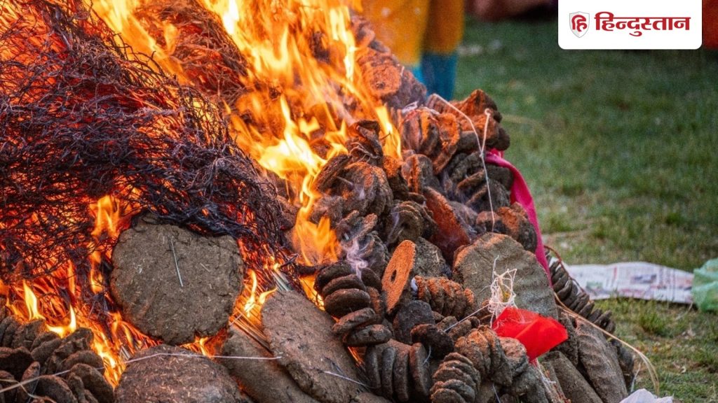 Holika Dahan 2026: घी, गोबर के उपले... होलिका दहन की अग्नि में अर्पित करें ये शुभ चीजें,...