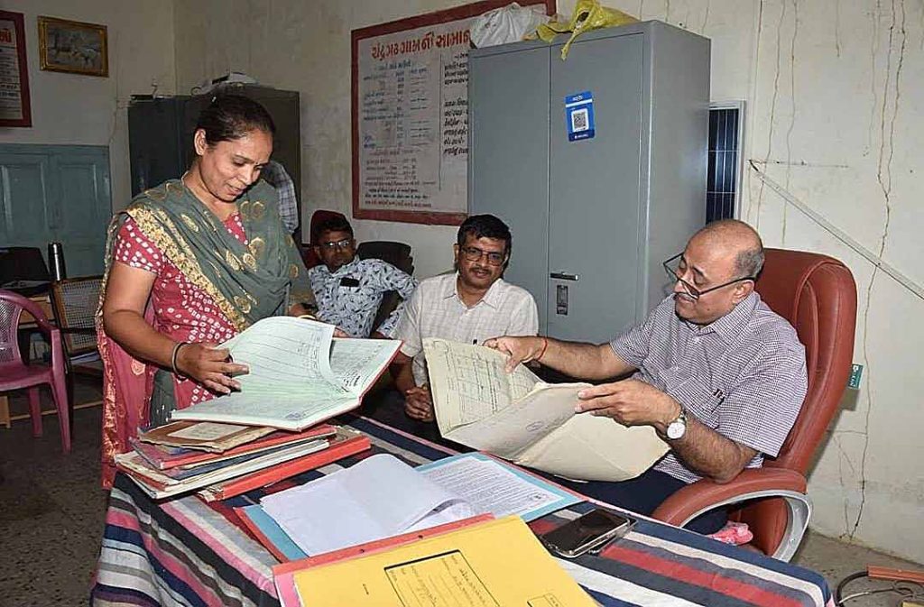 જામનગર જિલ્લા કલેકટરે અંતરિયાળ એકસો ગામડામાં સીધો જનસંપર્ક સાધ્યો