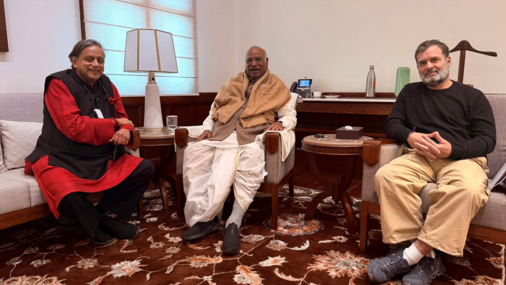 શશિ થરૂરે કરી રાહુલ ગાંધીના વખાણ, કહ્યું- કોંગ્રેસ છોડ્યા બાદ તેઓ ક્યાંય નથી જતા