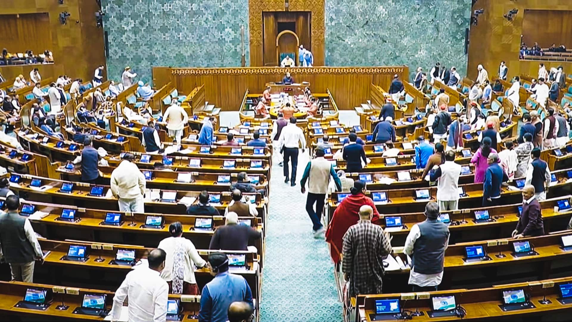 યુએસ વેપાર કરાર પર લોકસભામાં હોબાળો; બપોરે 2 વાગ્યા સુધી મુલતવી, પીયૂષ ગોયલ જવાબ આપશે