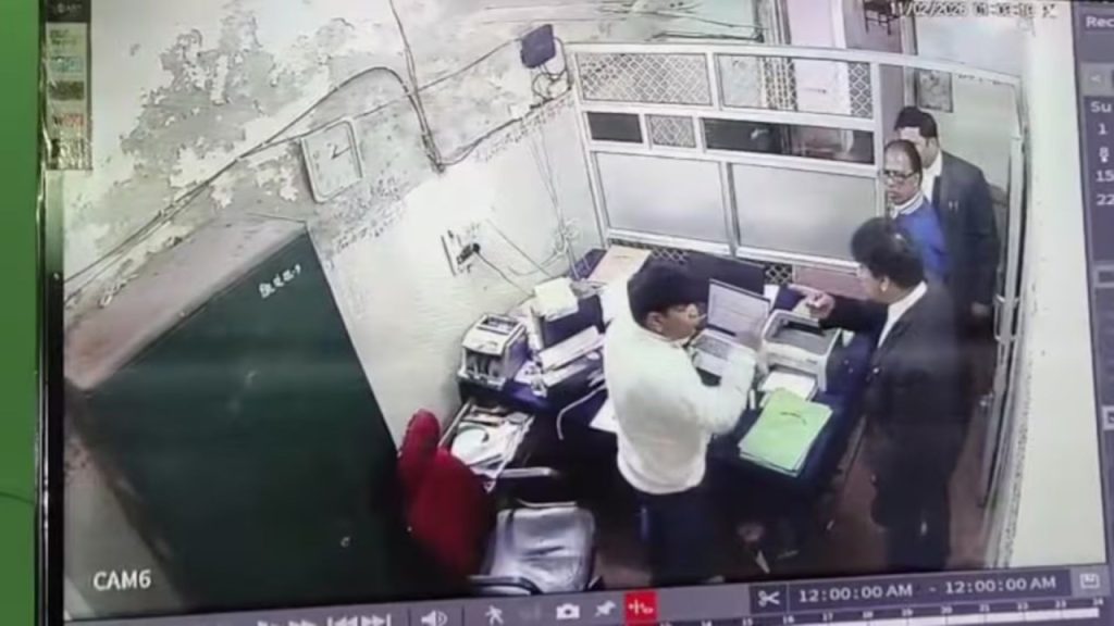 रामपुर जिला पंचायत कार्यालय में वकील की दिनदहाड़े हत्या, घटना सीसीटीवी में हुई कैद | Lawyer murdered in broad daylight in Rampur District Panchayat office incident captured on...