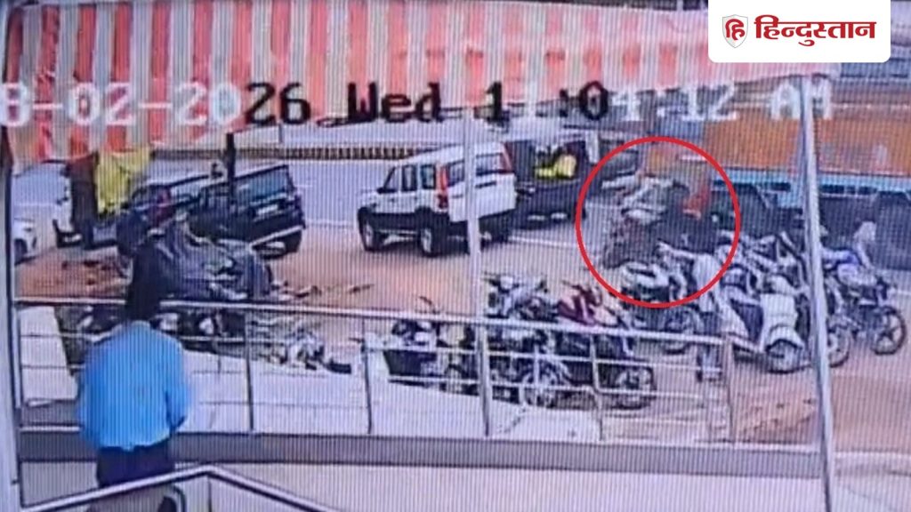 MPના ગુનામાં ટ્રકે 4 બાઇક સવારોને કચડી નાખ્યા; 1નું મોત, અનેક ઘાયલ, VIDEO થયો વાયરલ एमपी के गुना में ट्रक ने 4 बाइक सवारों को रौंदा; 1 की मौत, कई घायल, VIDEO वायरल